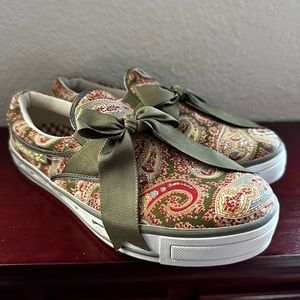 Michelle K green paisley slip-onon sneaker W8